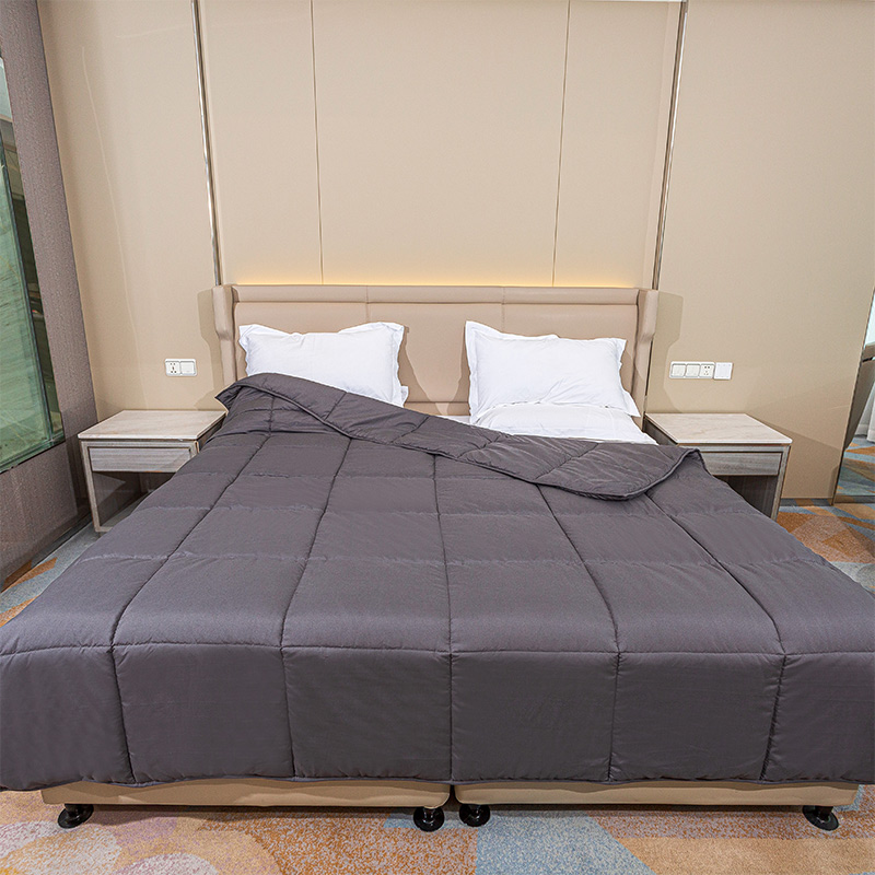Tessuto ： Riempimento in microfibra: perle di vetro / poliestere Colore: dimensioni bianche o personalizzate: gemello, pieno, regina, re o confezionamento personalizzato: aspirato, PVC, filo o personalizzato.